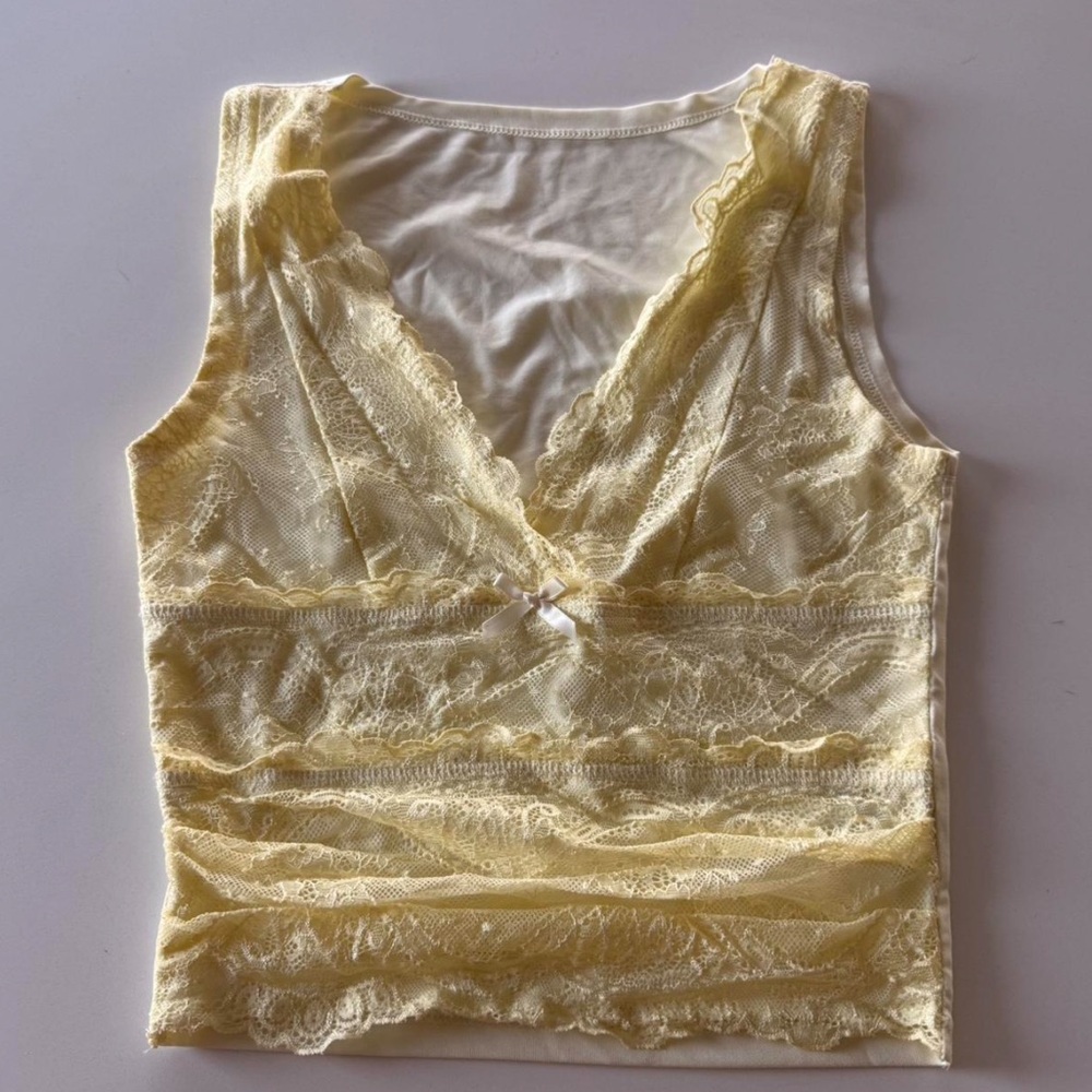 Lace V-Neck Sleeveless Camisole in Soft Yellow